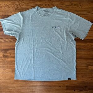 Patagonia Men’s Capilene Cool Daily Graphic Shirt XL light blue Boardshort logo